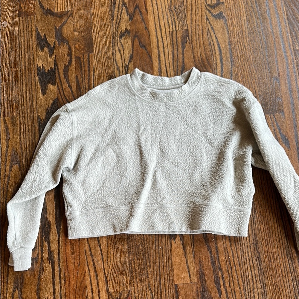 Elegant Cream Crew Neck Sweater with Soft Knit and Ribbed Cuffs